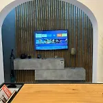 Stylish 2 Bedroom Loft With Yard
