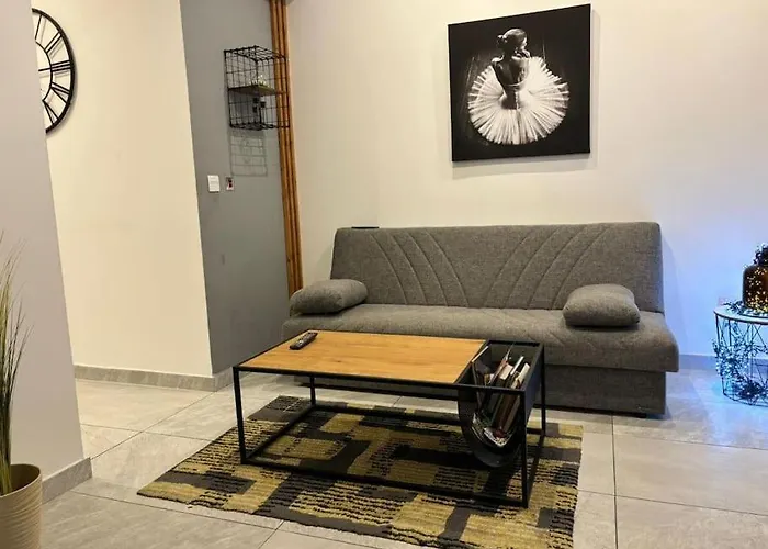 Stylish 2 Bedroom Loft With Yard