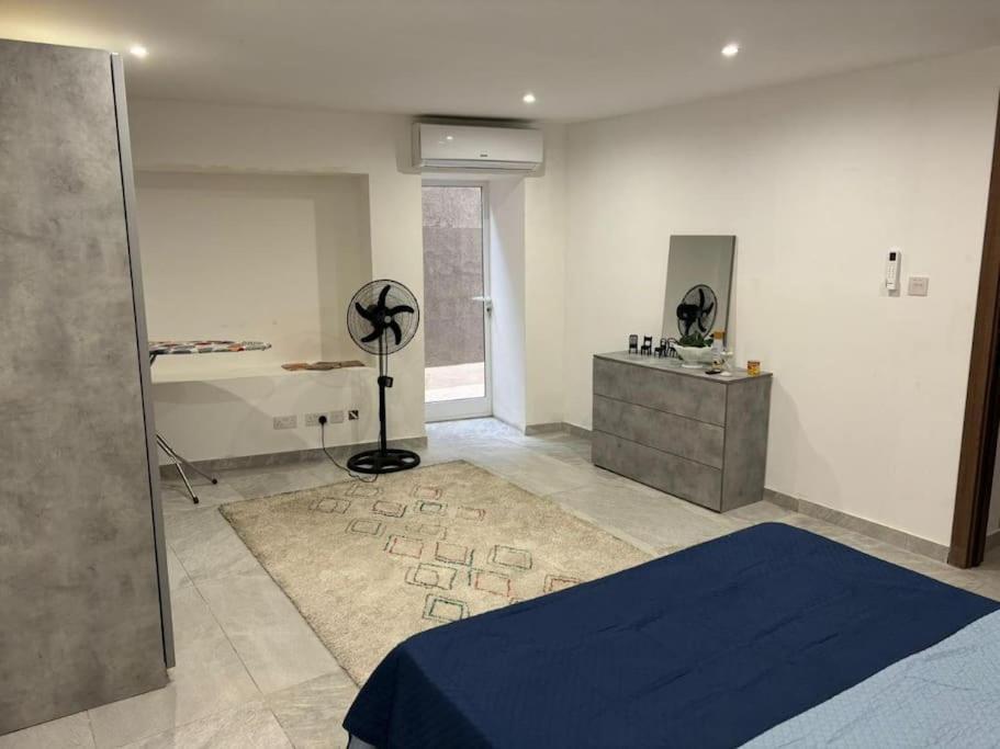 Stylish 2 Bedroom Loft With Yard Apartment *