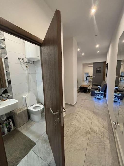 Apartment Stylish 2 Bedroom Loft With Yard