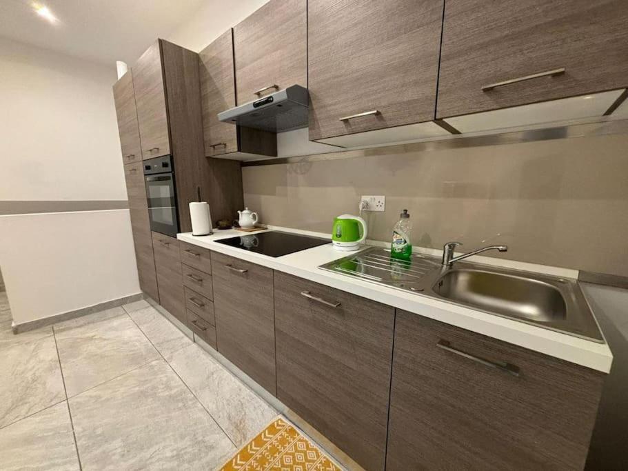 Stylish 2 Bedroom Loft With Yard Apartment *